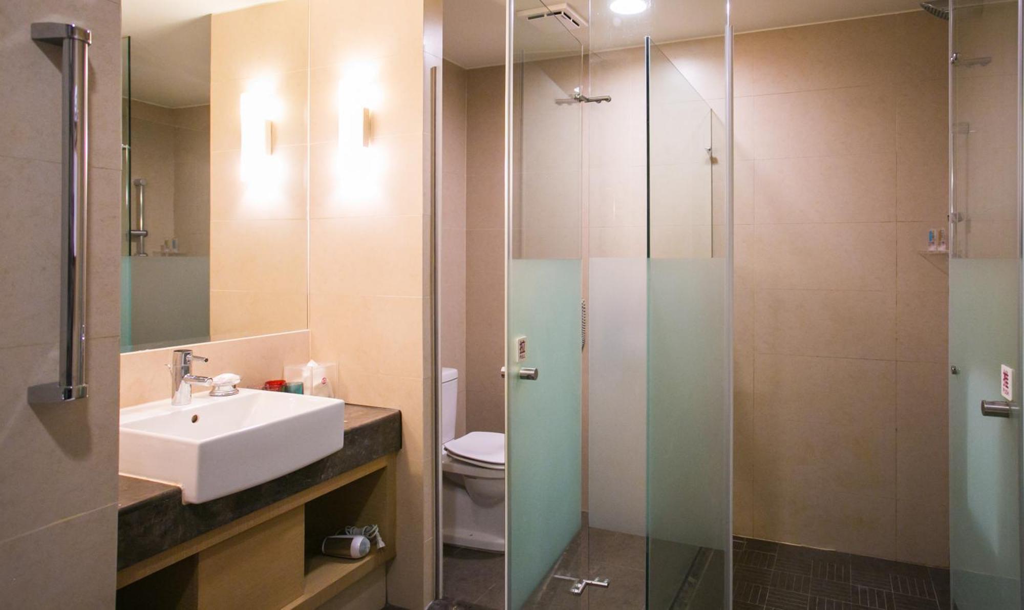E-Da Royal Hotel Dashu Exterior photo A shower enclosure