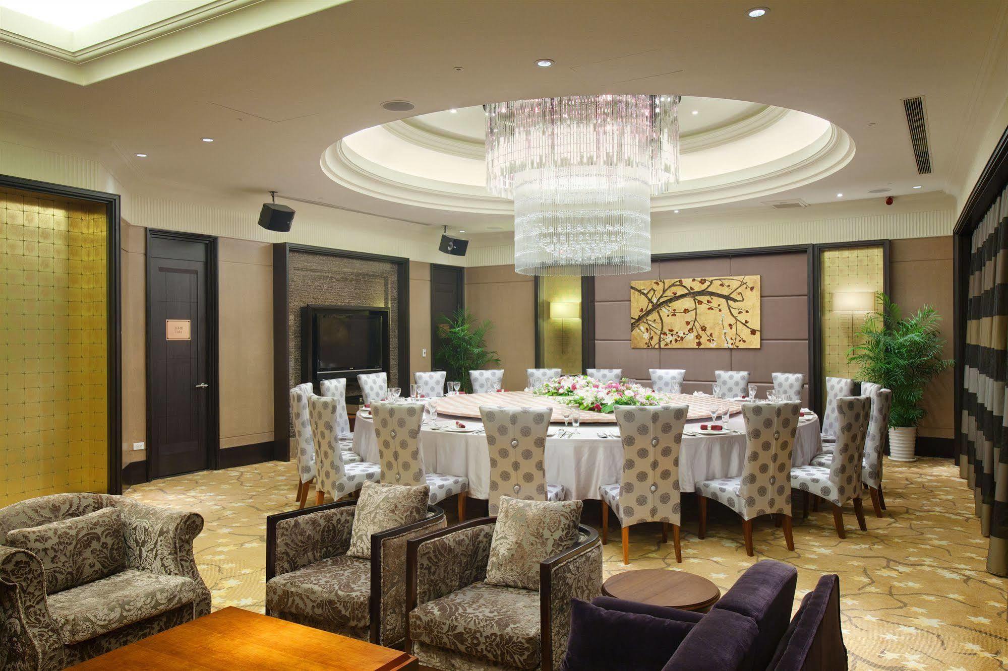 E-Da Royal Hotel Dashu Restaurant photo A private dining room at a restaurant in China